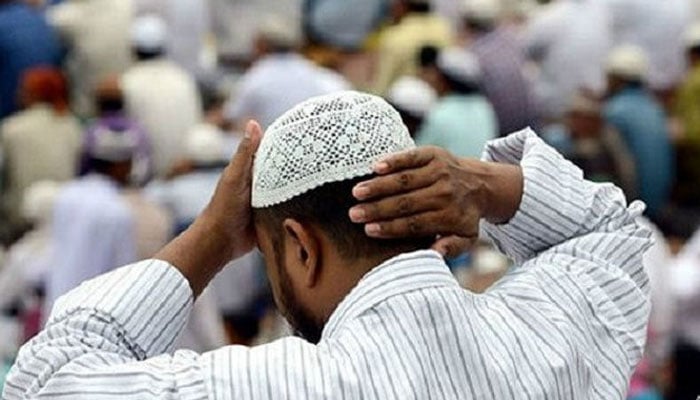 فرض نماز کے بعد سر پر ہاتھ رکھ کر دعا پڑھنا 