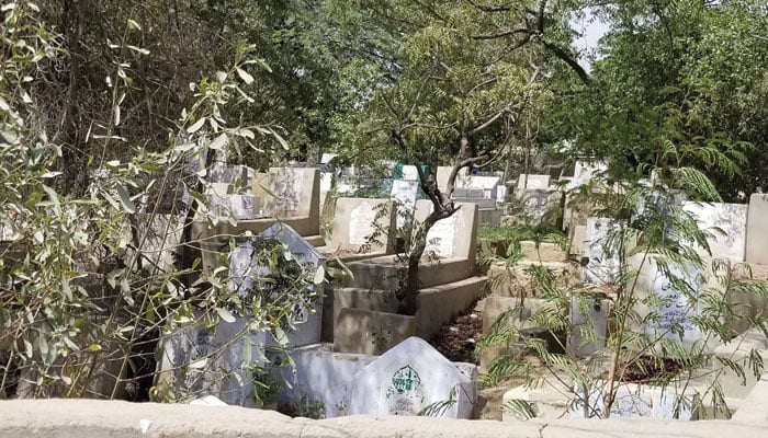 کراچی کے قبرستان صفائی ستھرائی سے محروم