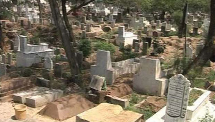 کراچی کے قبرستان صفائی ستھرائی سے محروم