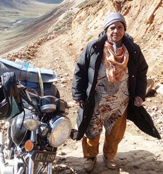 73 سالہ خاتون کی موٹر سائیکل پر شمالی علاقہ جات کی سیاحت