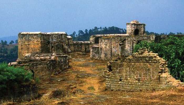 گلپر میں واقع قدیم تھروچی قلعہ 