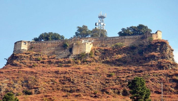 گلپر میں واقع قدیم تھروچی قلعہ 