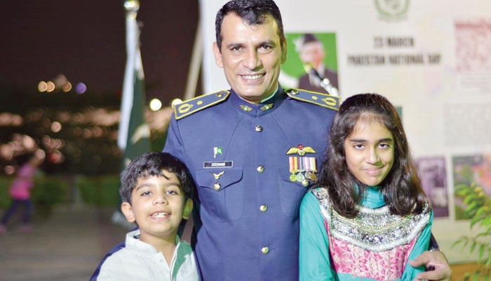 وِنگ کمانڈر ذیشان شہید اپنے بچوں کے ساتھ
