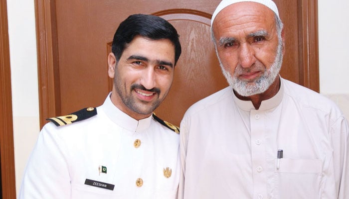لیفٹیننٹ ذیشان وزیر شہید، والد کے ساتھ
