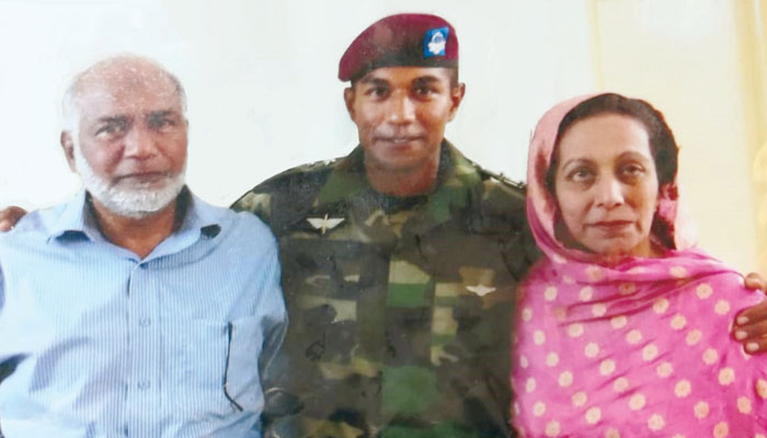 کیپٹن علی شہید کی والدین کے ساتھ ایک یاد گار تصویر