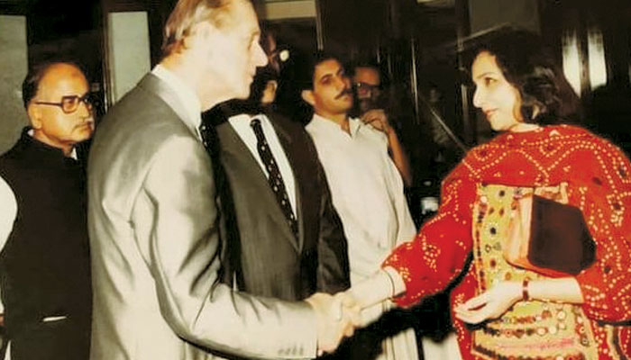 پرنس فلپ سے مصافحہ کرتے ہوئےایک یادگار تصویر