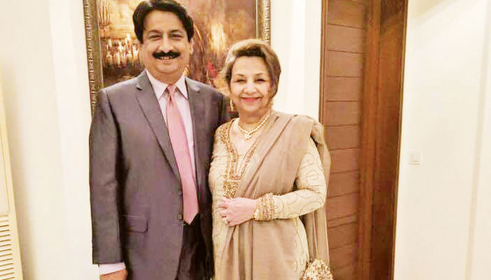 شوہر ،اکبر راشدی کے ساتھ