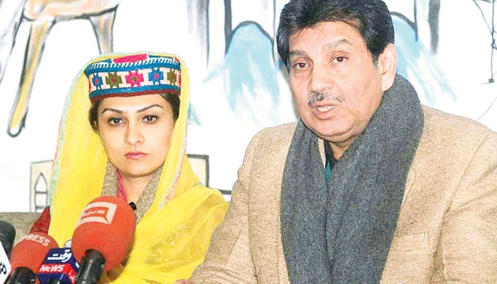 مسلم لیگ (ق) کے رہنما ، فیصل صالح حیات کے ساتھ پریس کانفرنس کرتے ہوئے