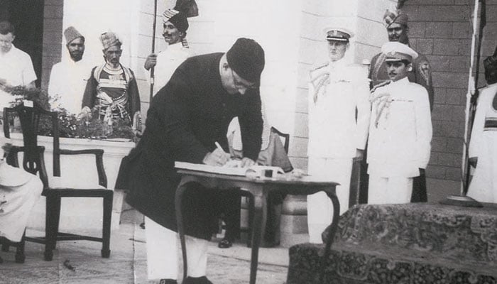 لیاقت علی خان 15 اگست 1947 کو پاکستان کے پہلے وزیراعظم کا حلف اٹھانے کے بعد دستخط کررہے ہیں