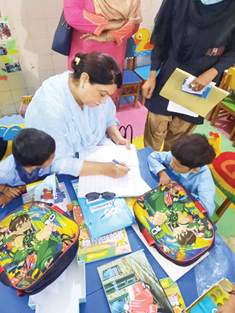 کراچی جیل کے خواتین سیل میں بچّوں کے ساتھ