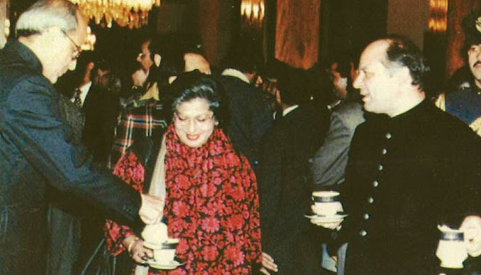 فاروق احمد خان لغاری اور میاں محمّدنواز شریف کے ساتھ خوش گوار موڈ میں