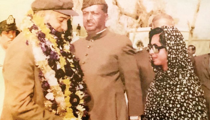 سابق وزیر اعظم ،ذوالفقار علی بھٹّو کا استقبال کرتے ہوئے