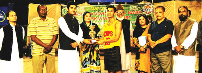 قائد ملت باسکٹ بال کے اختتام پر شاہدہ کیانی، غلام محمد خان انعامات تقسیم کرتے ہوئے