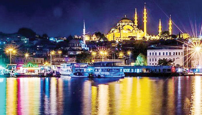 رنگ و نور میں ڈوبی شامِ استنبول