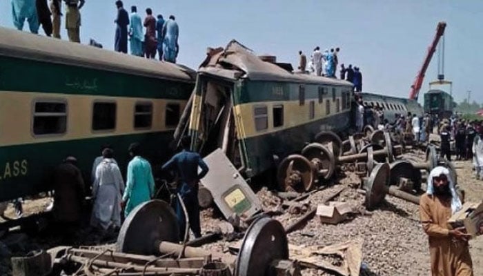 گھوٹکی میں الم ناک ٹرین حادثے میں 65 افراد جاں بحق، 100 زخمی ہوئے