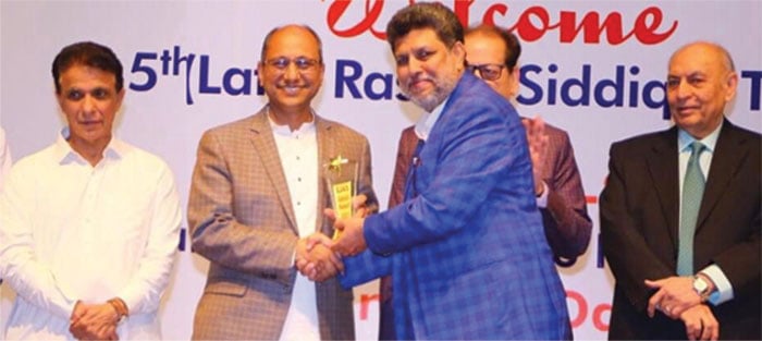 سجاس تقریب میں صوبائی وزیر سعید غنی جمیل احمد کو کرکٹ کے بہترین آرگنائزر کا ایوارڈ دے رہے ہیں۔