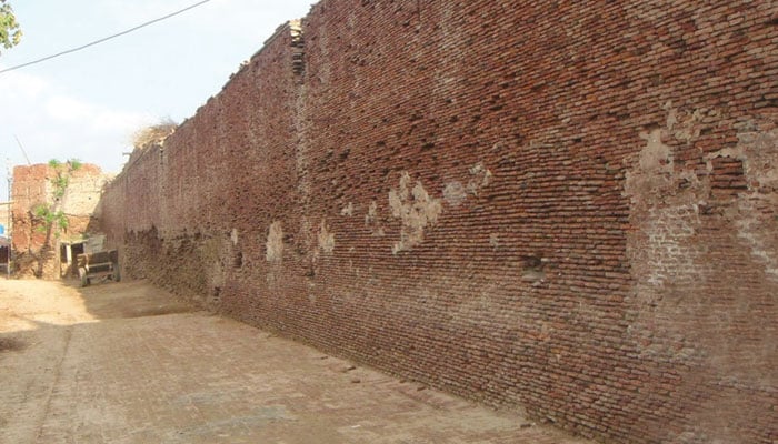 قلعہ ستگھرہ اور میر چاکر رند کا مقبرہ