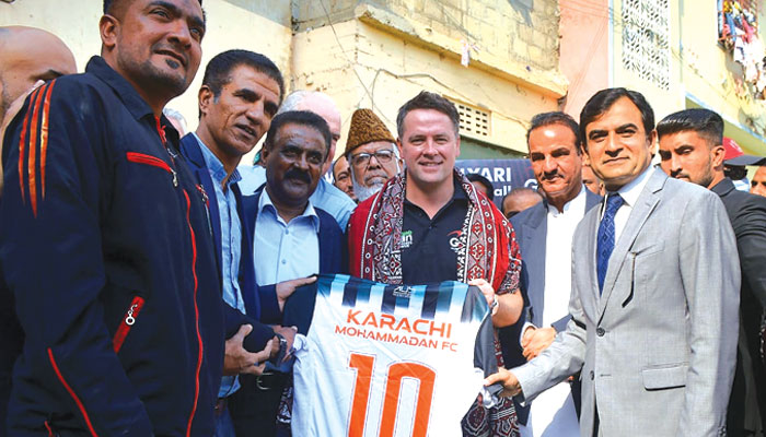 پاکستانی فٹبالرز کی مدد اور رہنمائی کیلئے لیجنڈ مائیکل اوون میدان میں