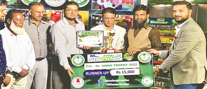 سندھ اسنوکر ٹرافی کے اختتام پر سیکریٹری اسپورٹس سندھ عنایت بھرگڑی جیتنے والوں میں انعامات دے رہے ہیں۔