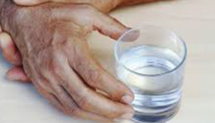 رعشہ: بڑھاپے کی علامت یا برین ڈس آرڈر