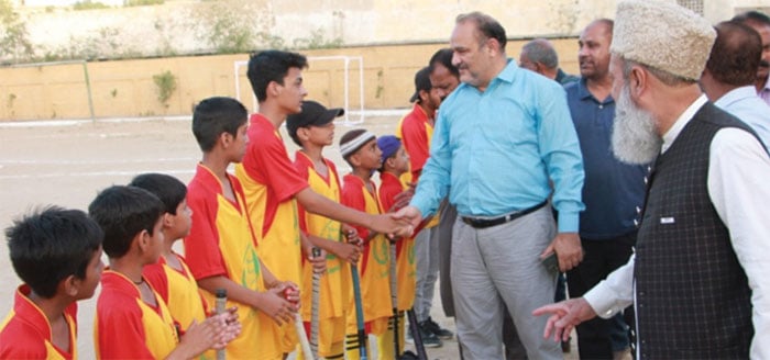 مہمان خصوصی سید وقار احمد کا،پی آئی ایچ اکیڈمی کے کھلاڑیوں کا تعارف کرایا جارہا ہے