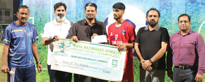 مہمان خصوصی غازی الدین نیا ناظم آباد رمضان کپ فلڈ لائٹس فٹبال ٹورنامنٹ میں مین آف دی میچ کا ایوارڈ دیتے ہوئے