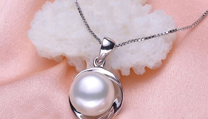 بچوں کو طلسمی موتی پہنانا