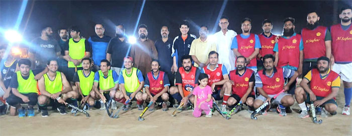 الصغیر ہاکی لیگ میں کھیلے گئے میچ کے موقع پر انٹر نیشنل ہاکی کھلاڑی مبشر مختار کے ساتھ گروپ