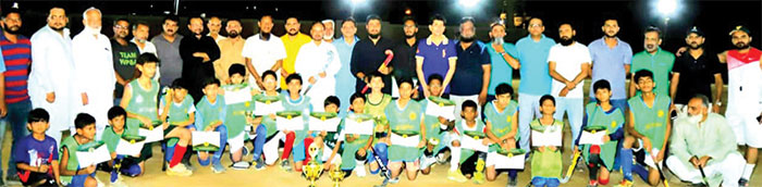 الصغیر ہاکی لیگ کی فاتح ٹیم کے کھلاڑیوں کامہمان خصوصی رکن سندھ اسمبلی وسیم قریشی، مبشر مختار کے ساتھ گروپ
