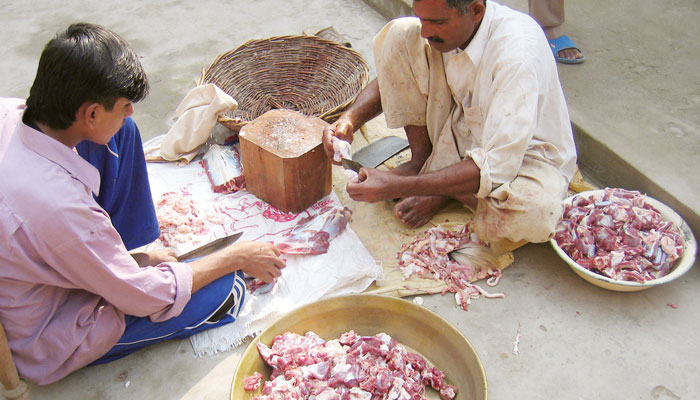 قربانی کے گوشت کا تقریبات میں استعمال اور غریب کا گوشت فروخت کرنا