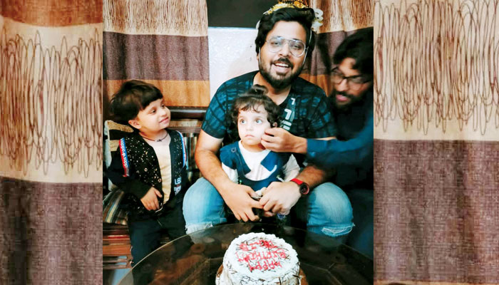 محمّد طالب اپنے جگر گوشوں کے ساتھ مُسکراتے ہوئے