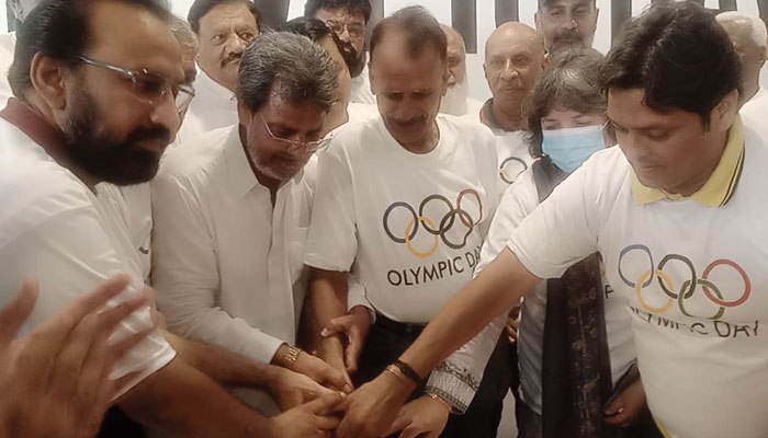 اولمپک ڈے کے موقع پر ایس او اے کی تقریب میں حنیف خان، احمد علی راجپوت، حیدر حسین، امتیاز شیخ کیک کاٹ رہے ہیں۔