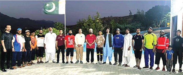 کوئٹہ میںواٹر اسپورٹس اکیڈمی میں ہونے والی تقریب کے شرکاء کا حیات درانی کے ساتھ گروپ