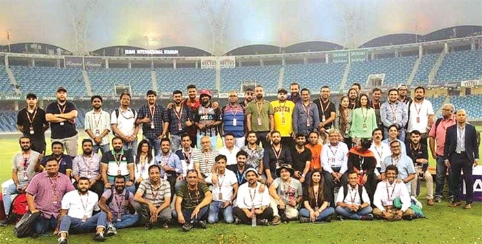 ایشیا کپ کی کوریج کے لئے دنیا بھر سے دبئی آئے ہوئے صحافیوں کا فائنل کے بعد گروپ فوٹو