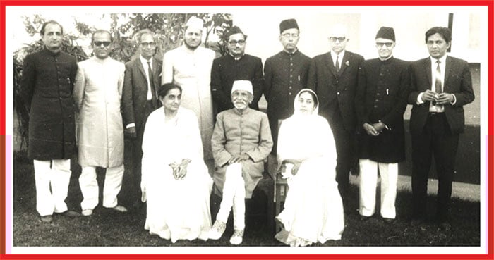 1966ء : ڈھاکا میں منعقدہ مشاعرے میں قمر جلالوی، وحیدہ نسیم، اقبال صفی پوری، محشر بدایونی، ماہر القادری، سیّد محمد جعفری، حمایت علی شاعر اور دیگر شعراء کے ساتھ تابش دہلوی (کھڑے ہوئے) دائیں سے چوتھے