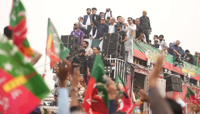 PTI میں توڑ پھوڑ: بلدیاتی انتخابات میں اپوزیشن فائدہ اٹھائے گی