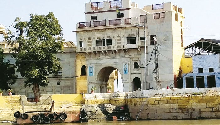 دریائے سندھ کی جگمگاتی لہروں پر سندھ کا قدیم مندر ’سادھو بیلو‘