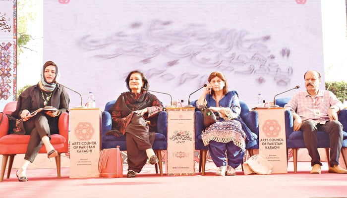 پندرہویں عالمی اردو کانفرنس کے ایک سیشن میں توقیر چغتائی، ڈاکٹر صغریٰ صدف، ثروت محی الدین اور عاصمہ شیرازی