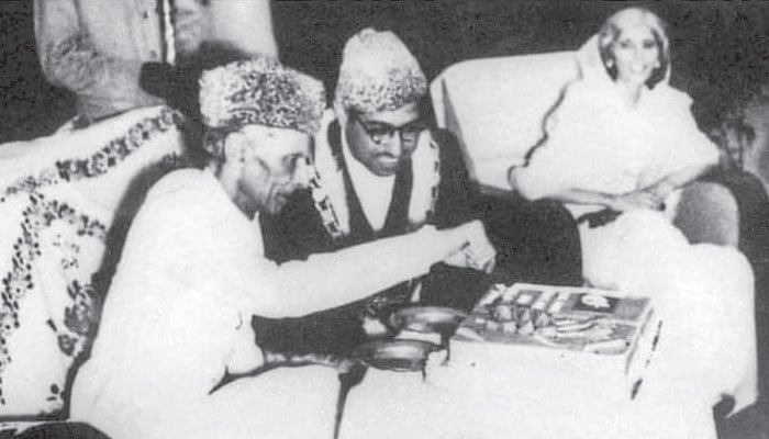 قائداعظم 25 دسمبر1947 کو اپنی سالگرہ کا کیک کاٹ رہے ہیں