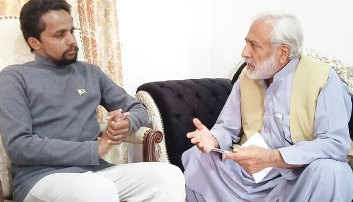 نمایندہ جنگ سے بات چیت کرتے ہوئے