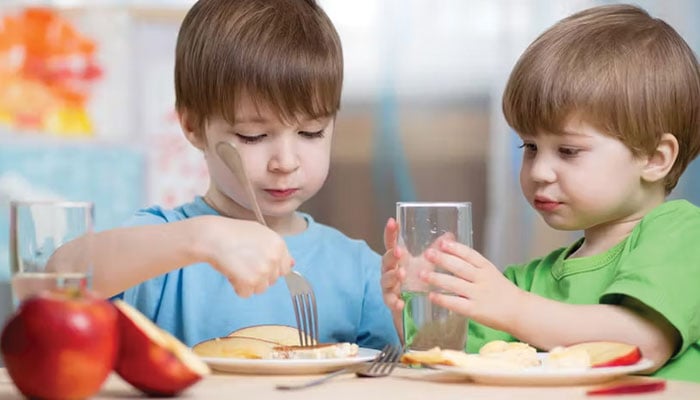 بچوں کی جسمانی اور دماغی نمو میں مناسب خوراک کی اہمیت
