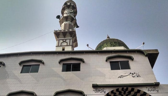 مسجد کے مین ہال میں اگلی تین صفیں چھوڑ کر صف بندی کا مسئلہ