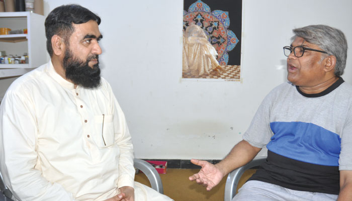 نمائندہ جنگ سے بات چیت کرتے ہوئے… (عکّاسی: محمّد اسرائیل انصاری)