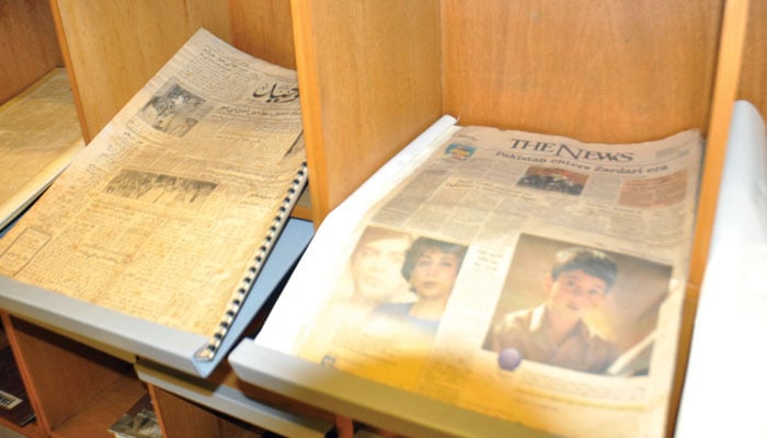 نمائش میں جنگ گروپ کے انگریزی اخبار ’’دی نیوز‘‘ کا ایک تراشہ