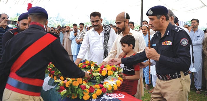 پولیس اہلکار بھی ملزمان کے نشانے پر