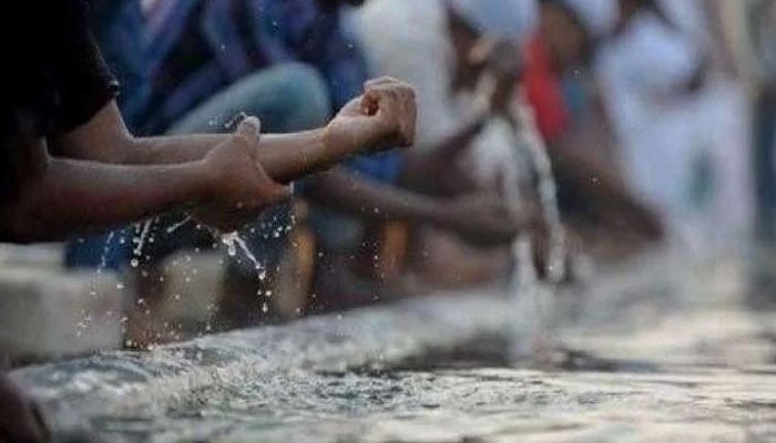 اگر ایلفی ہاتھ پر چپکنے کے بعد نہ نکلتی ہو تو وضو کے بارے میں کیا حکم ہے؟