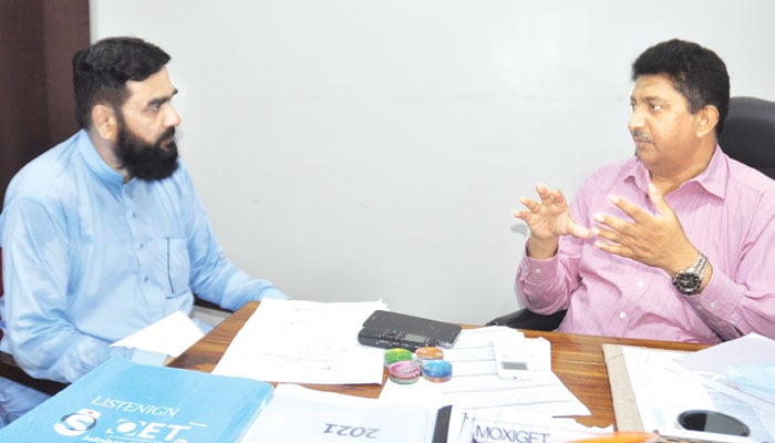 نمایندہ جنگ سے بات چیت کرتے ہوئے…(عکّاسی: محمّد اسرائیل انصاری)