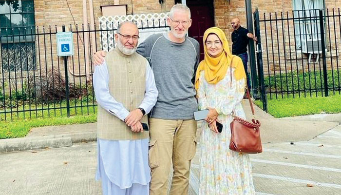 ڈاکٹر عافیہ صدیقی سے ملاقات کے موقعے پر ڈاکٹر فوزیہ صدیقی، سینیٹر مشتاق احمد خان اور وکیل، کلائیو اسمتھ