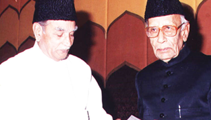 حکیم محمّد سعید سے ہمدرد وقف کا ایوارڈ لیتے ہوئے