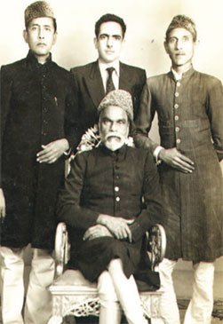 1995ء، کراچی،جگر مرادآبادی (بیٹھے ہوئے)تابش دہلوی، جمیل الدین عالی،شعیب حزیں (بائیں سے دائیں کھڑے ہوئے)